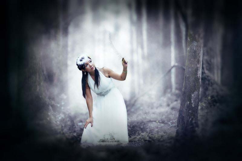 ps把森林中穿着白色婚纱的美女人物调出中性青蓝色效果教程